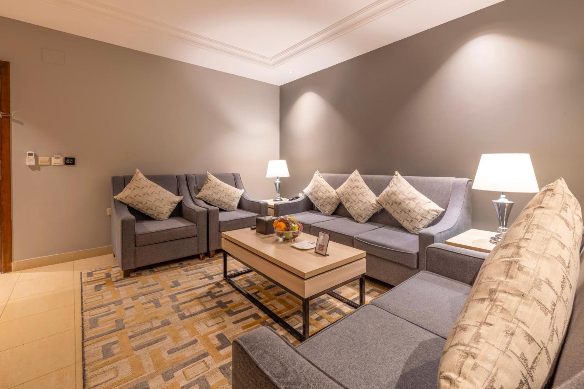 Enala Hotel Apartments - Tabuk ตะบูก ภายนอก รูปภาพ